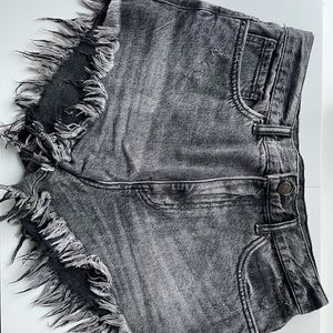 JEAN SHORT BUNDEL: BDG CHEEKY BLACK DENIM & LEVIS GIRLFRIEND WHITE SHORTS